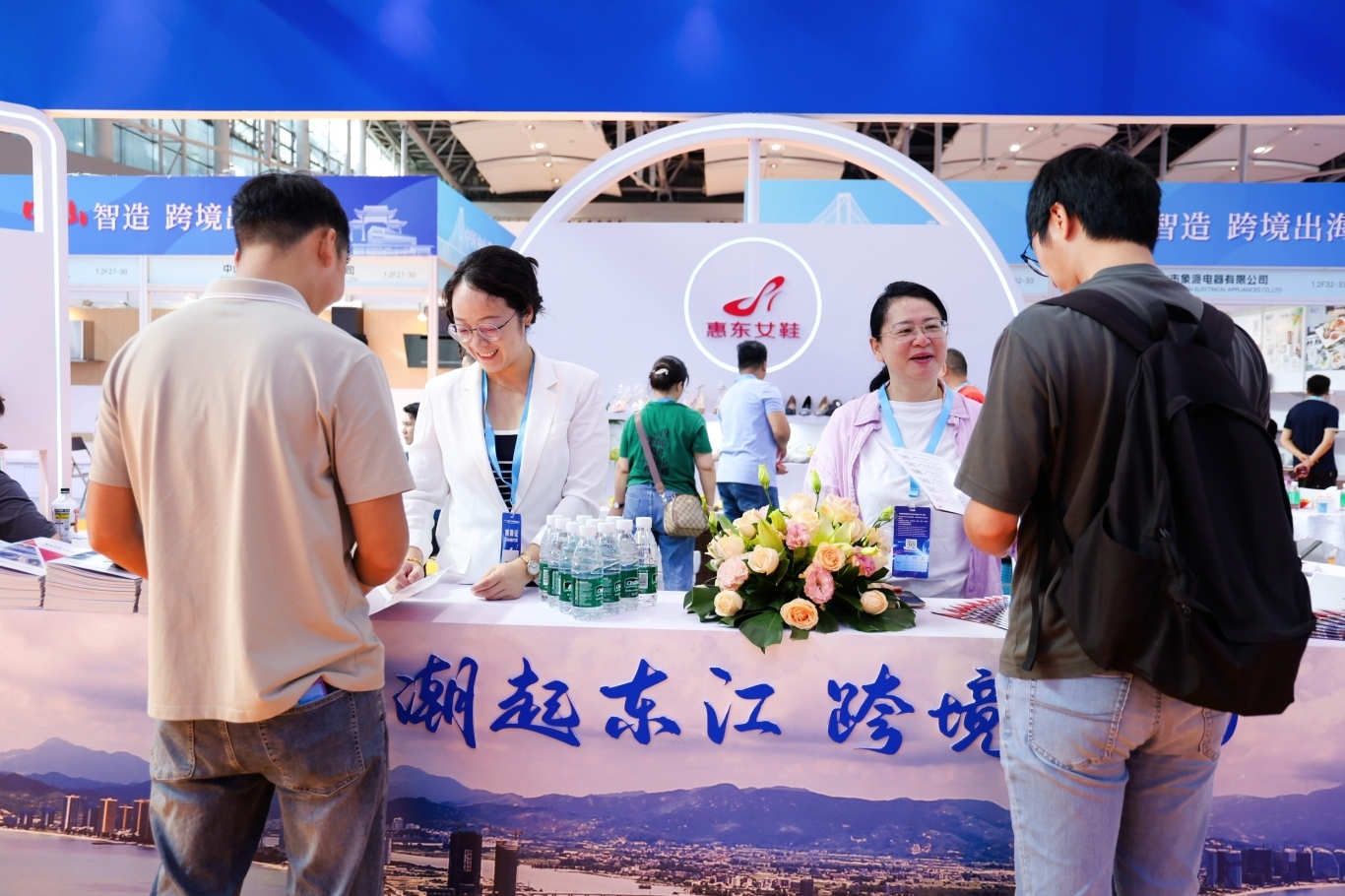 "惠东女鞋产业带"展团亮相2025中国(广州)跨境电商交易会广获青睐,客商云集订单喜人(图5) "惠东女鞋产业带"展团亮相2025中国(广州)跨境电商交易会广获青睐,客商云集订单喜人(图5)