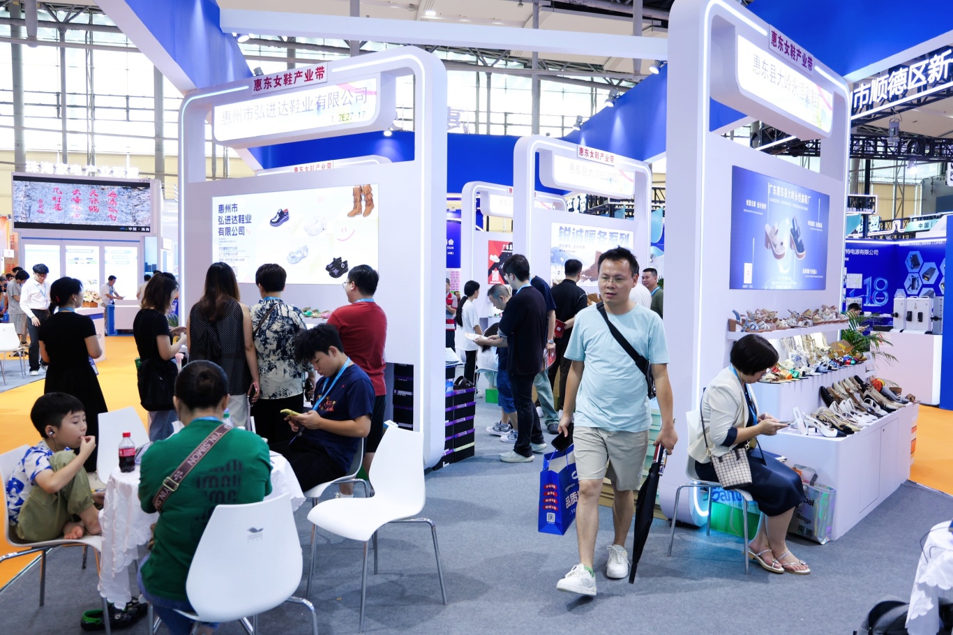 "惠东女鞋产业带"展团亮相2025中国(广州)跨境电商交易会广获青睐,客商云集订单喜人(图9) ES4A2205-opq3906782978.jpg