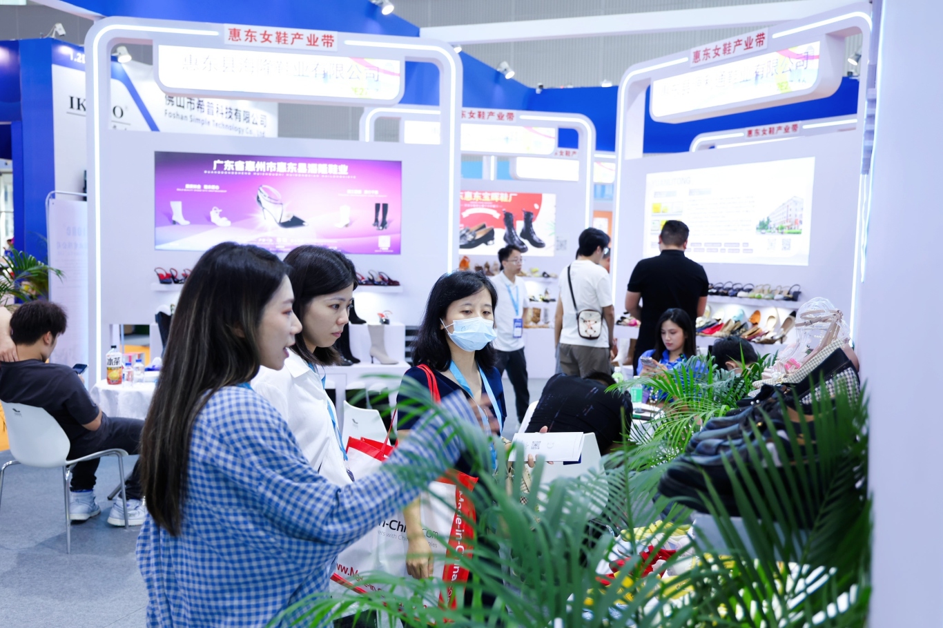 "惠东女鞋产业带"展团亮相2025中国(广州)跨境电商交易会广获青睐,客商云集订单喜人(图17) ES4A2117-opq3906418276.jpg